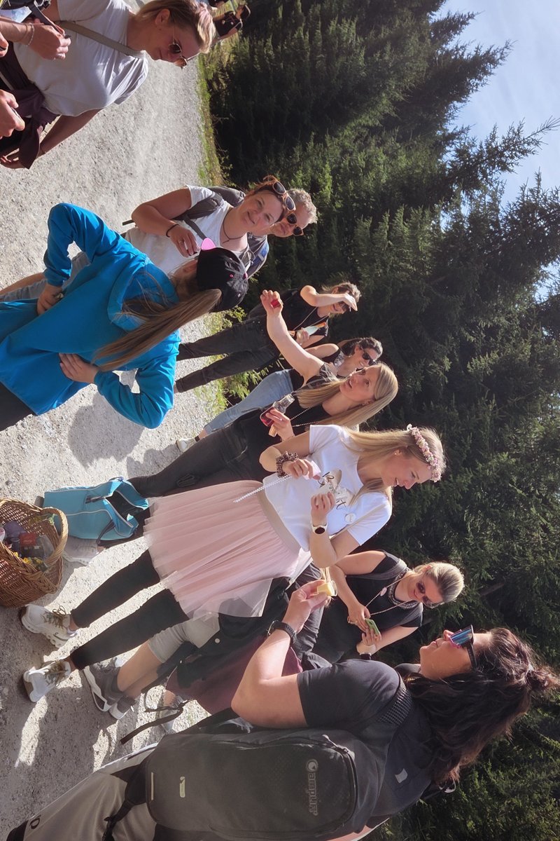 Wanderung Rohrkopfhütte in Schwangau mit Sandra Bischof und Mathias Starzer - Schnaps am Weg beim Abstieg
